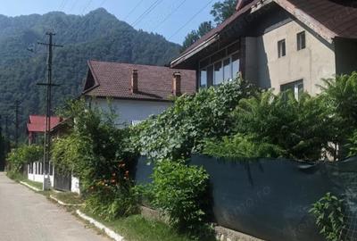Casa de vanzare zona centrala langa magazinul Penny Brezoi