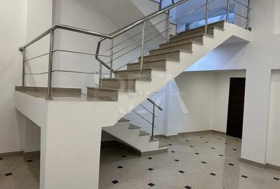 Birou, de 124.76000213623 mp, în 13 Septembrie - 2