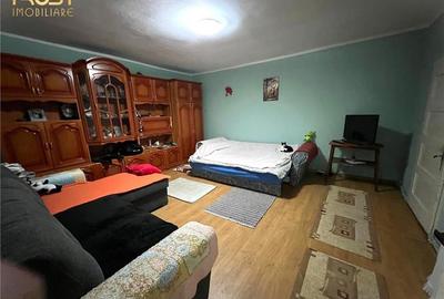 Casa la curte, central, Decebal - 11