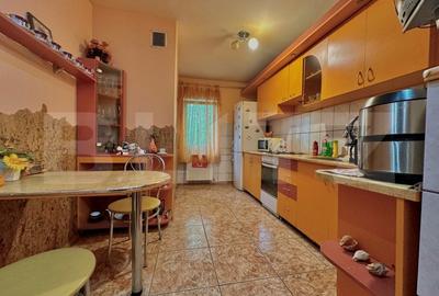Apartament de vanzare, cu 3 camere, 68 mp, zona Rogerius
