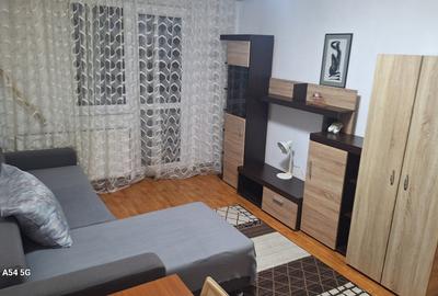 Apartament cu 3 camere decomandat în Tractorul
