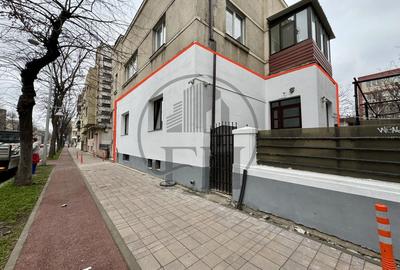Apartament cu 3 camere semidecomandat, mobilat în Central