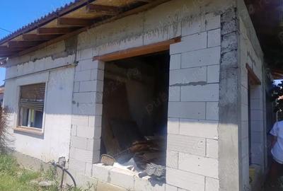 Casă cu 3 camere cu Teren 2860 Mp în Central - 2