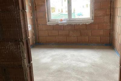 Zona Braytim, BLOC NOU, apartament 3 camere decomandat, etaj 1, 70 mp utili, pre? 2100 euro mp - 2