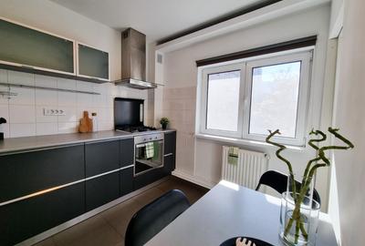 Apartament cu 3 camere decomandat în P-ța Victoriei