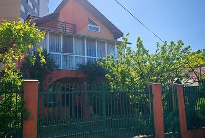 Casă individuală cu 7 camere în Apărătorii Patriei