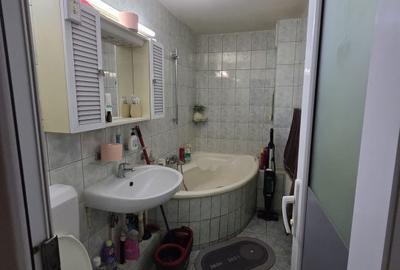 Apartament cu 4 camere decomandat, mobilat în Berceni
