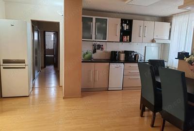 Apartament cu 4 camere decomandat în Micro 20