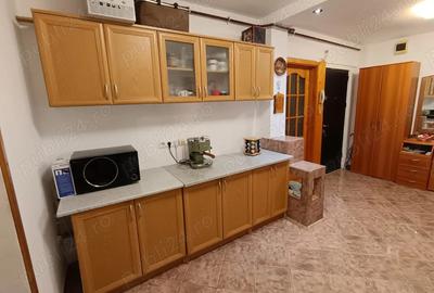 Proprietar vand apartament cu 2 camere etaj 4 - 9