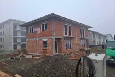Duplex cu 4 camere cu Canalizare în Ipotești - 13