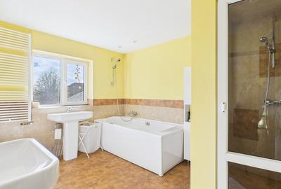 Casă cu 7 camere cu Teren 610 Mp în Central