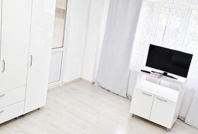 Garsonieră decomandată, mobilată în 1 Mai - 1