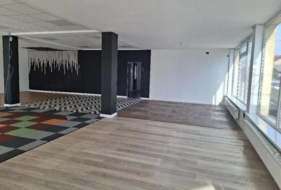 Spațiu comercial, de 220 mp, în Central - 4
