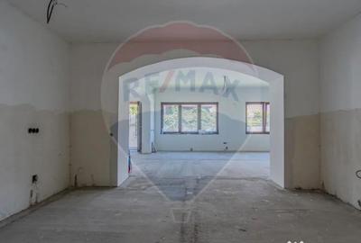 Casă cu 4 camere cu Teren 1642 Mp în Hoghiz - 2