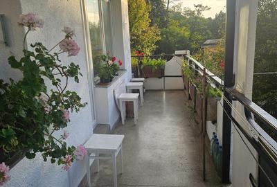 Se inchirieaza,in 7 Noiembrie,apartament cu 3 camere,etajul 1,mobilat si utilat. Se inchirieaza,in 7 Noiembrie,apartament cu 3 camere,etajul 1,mobilat si utilat. - 9