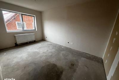 Apartament cu 3 camere semidecomandat în Florești