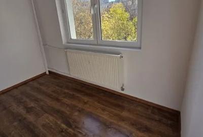 Apartament cu 3 camere semidecomandat în Dristor