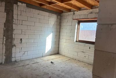 Vand casa la rosu cu tamplarie PVC - 13