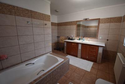 Duplex cu 4 camere cu Canalizare în 1 Decembrie - 2