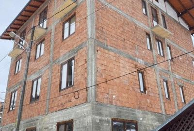 Pensiune la rosu de vanzare, 18 camere, 726 mp, zona Vatra Dornei