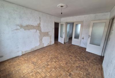 Apartament cu 3 camere semidecomandat în Micro I - 9