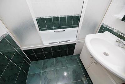 Garsonieră decomandată în Titan