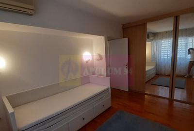 Apartament cu 3 camere semidecomandat, mobilat în P-ța Romană