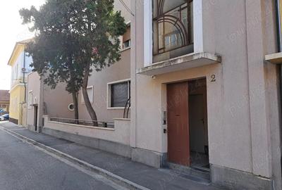 Apartament in casa situata ultracentral cu curte aferenta - 1