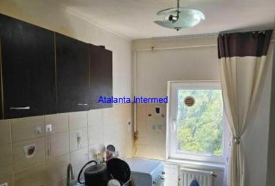 Apartament cu 3 camere semidecomandat în Km 4