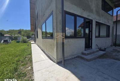 Casă cu 5 camere cu Teren 800 Mp în Plopu - 2