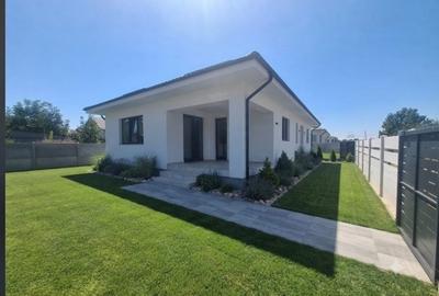 Casă individuală cu 4 camere cu Canalizare în Domnești