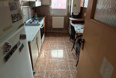Apartament cu 2 camere decomandat în Podu Roș