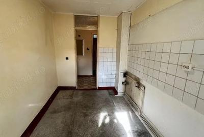 Apartament cu 3 camere decomandat în Petros - 1