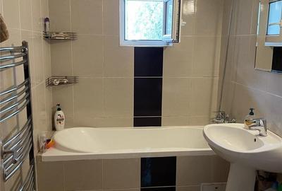 Apartament cu 3 camere decomandat în Tei