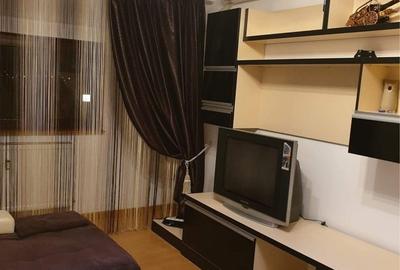 Garsonieră decomandată în Vest