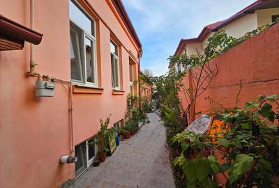 Casă cu 3 camere cu Canalizare în P-ța Sfânta Vineri