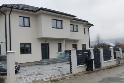Casă cu 4 camere cu Teren 300 Mp în Central