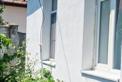 Casă cu 2 camere decomandat în Gruia