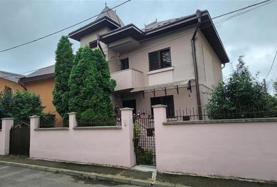 Casă individuală cu 8 camere cu Canalizare în Ultracentral