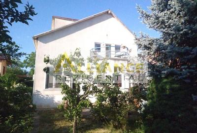 Casă cu 11 camere decomandat cu Canalizare în Sud