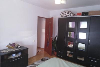Apartament cu 3 camere semidecomandat în Decebal
