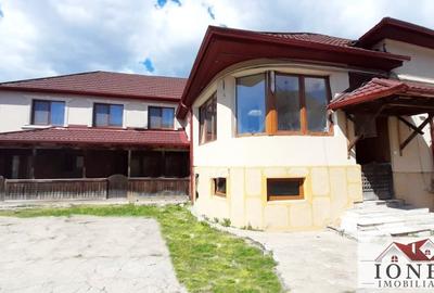 Casă individuală cu 6 camere cu Canalizare în Central - 1