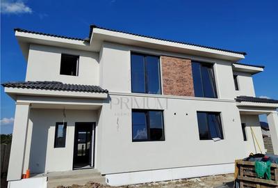 Duplex cu 4 camere cu Canalizare în Moșnița Nouă - 1