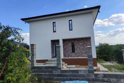 Casă cu 4 camere în Central