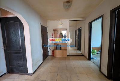 Apartament cu 4 camere semidecomandat în Berceni