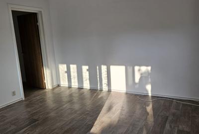 Apartament cu 3 camere semidecomandat în Militari