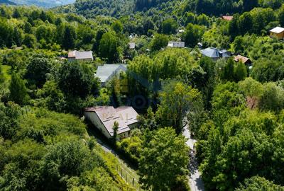 Casă individuală cu 8 camere cu Canalizare în Breaza de Sus