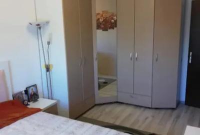 Apartament cu 3 camere decomandat în Tractorul