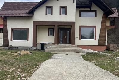 Casă cu 8 camere cu Teren 2100 Mp în Central - 4