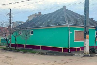 Casă cu Teren 1379 Mp în Central - 2